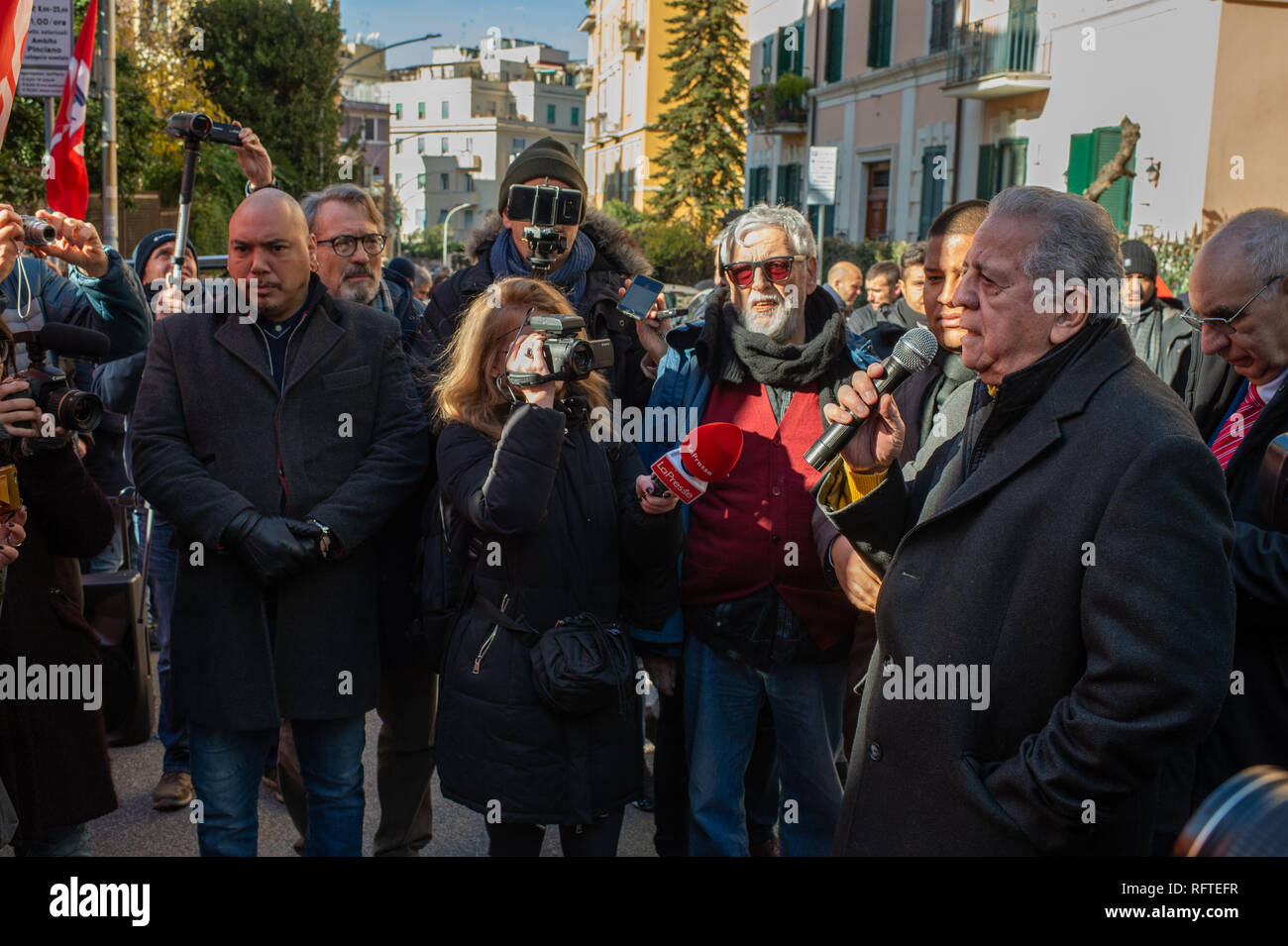 Rome, Italie. 26 janvier, 2019. En face de l'ambassade de la République bolivarienne du Venezuela, à Rome, l'Ambassadeur vénézuélien Juliàn Isaìas Rodríguez Díaz répond aux manifestants de l'aile gauche de parties italiens qui sont venus pour montrer leur solidarité avec le gouvernement du Président Nicolás Maduro Crédit : Roberto Nistri/Alamy Live News Banque D'Images