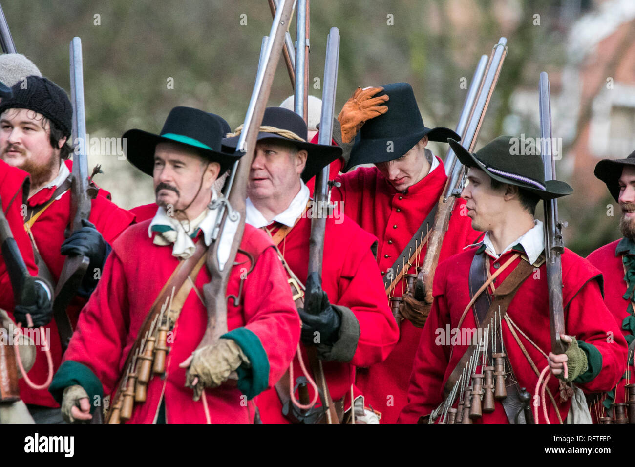 La bataille de Nantwich a été combattue pendant la première guerre civile anglaise, entre les parlementaires et les Royalistes, au nord-ouest de la ville de Nantwich, dans le Cheshire, le 25 janvier 1644. Les Royalistes de Lord Byron assiégaient Nantwich, et Sir Thomas Fairfax menait une armée pour soulager la ville. À l'approche de Fairfax, un dégel soudain a provoqué la montée du Weaver dans le spate, divisant la cavalerie de Byron de son infanterie et de son artillerie, qui ont été envahis et détruits par Fairfax. Banque D'Images