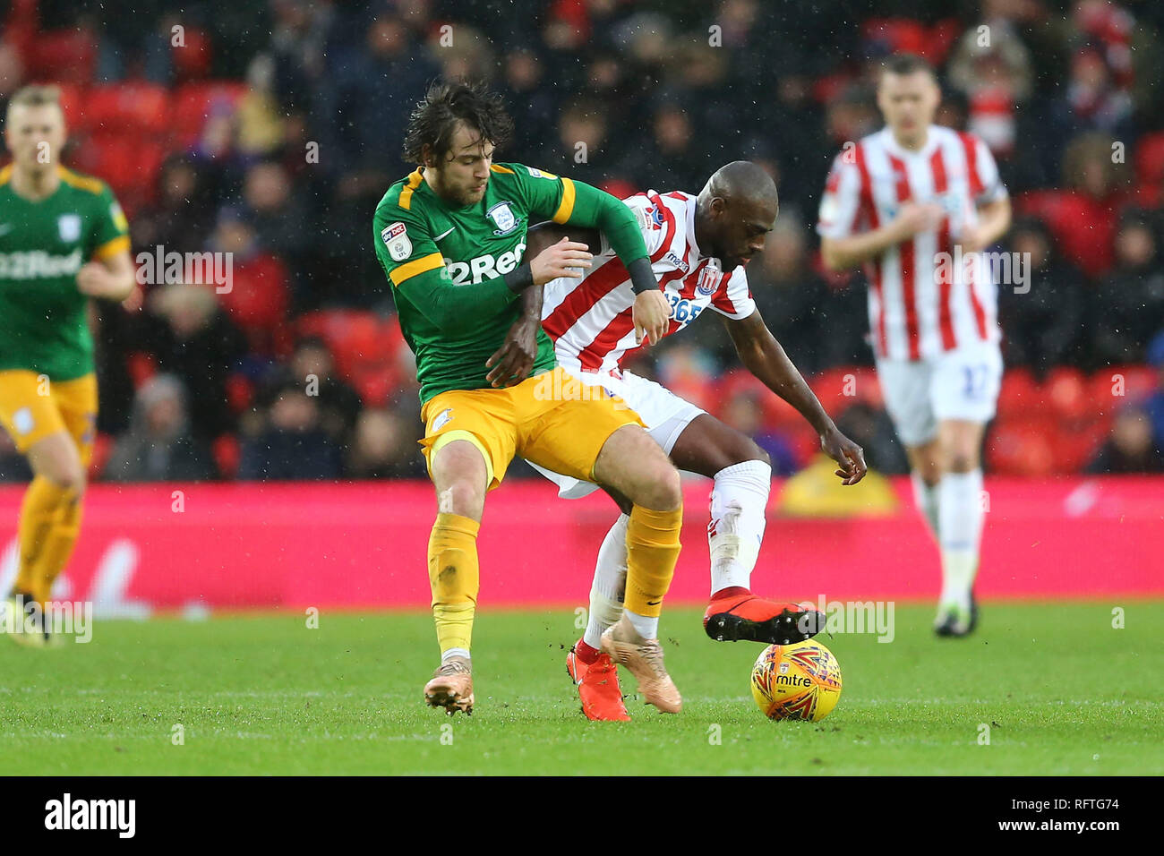 Stoke On Trent, dans le Staffordshire, au Royaume-Uni. 26 janvier, 2019. Ben Pearson de Preston North End (l) et Benik Afobe de Stoke City bataille pour le bal. Match de championnat Skybet EFL, Stoke City v Preston North End au Bet365 Stadium à Stoke on Trent le samedi 26 janvier 2019. Cette image ne peut être utilisé qu'à des fins rédactionnelles. Usage éditorial uniquement, licence requise pour un usage commercial. Aucune utilisation de pari, de jeux ou d'un seul club/ligue/dvd publications. Photos par Chris Stading/Andrew Orchard la photographie de sport/Alamy live news Crédit : Andrew Orchard la photographie de sport/Alamy Live News Banque D'Images