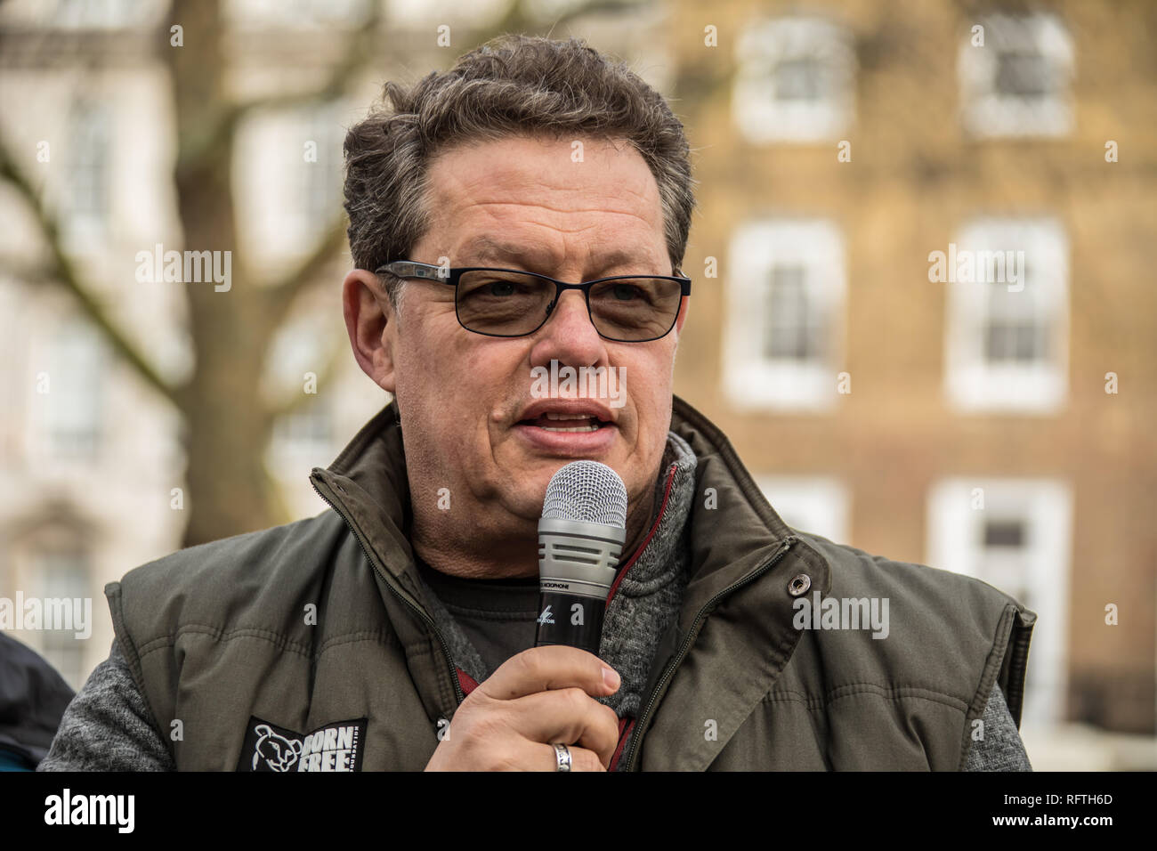 London,UK. 26 janvier, 2019. Will Travers OBE, de la Born Free Foundation s'adresse à la foule que les manifestants ont marché à travers Londres avant de démontrer à l'ambassade du Japon après le Japon a annoncé qu'il allait reprendre la chasse commerciale. David Rowe/Alamy Live News. Banque D'Images