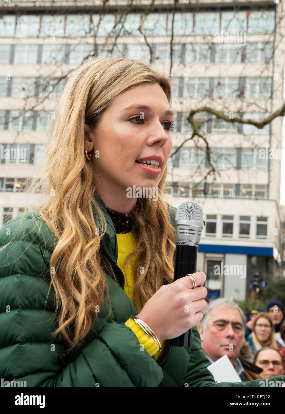 Londres, Royaume-Uni. 26 janvier 2019. Londres protester contre l'intention reprise de la chasse par le Japon.Le Gouvernement japonais a récemment annulé un accord international interdisant la chasse commerciale. Rassemblement des militants à Cavendish Square pour la marche sur l'ambassade du Japon. Boris Johnson's girlfriend actuelle Carrie Symonds abordant la foule assemblée. Crédit : Stephen Bell/Alamy Live News. Banque D'Images