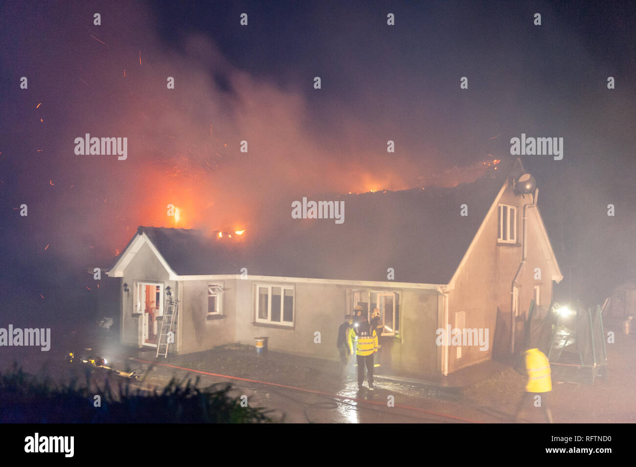 Bantry, West Cork, Irlande. 27 janvier 2019. Les pompiers et les habitants se battent pour sauver une maison d'être totalement détruite par le feu plus tôt ce matin. Six appareils d'incendie ont assisté à l'incendie avec des dizaines de pompiers et Gardai également sur les lieux. Aucune blessure n'a été signalée dans l'incendie. Crédit : AG News/Alay Live News. Banque D'Images