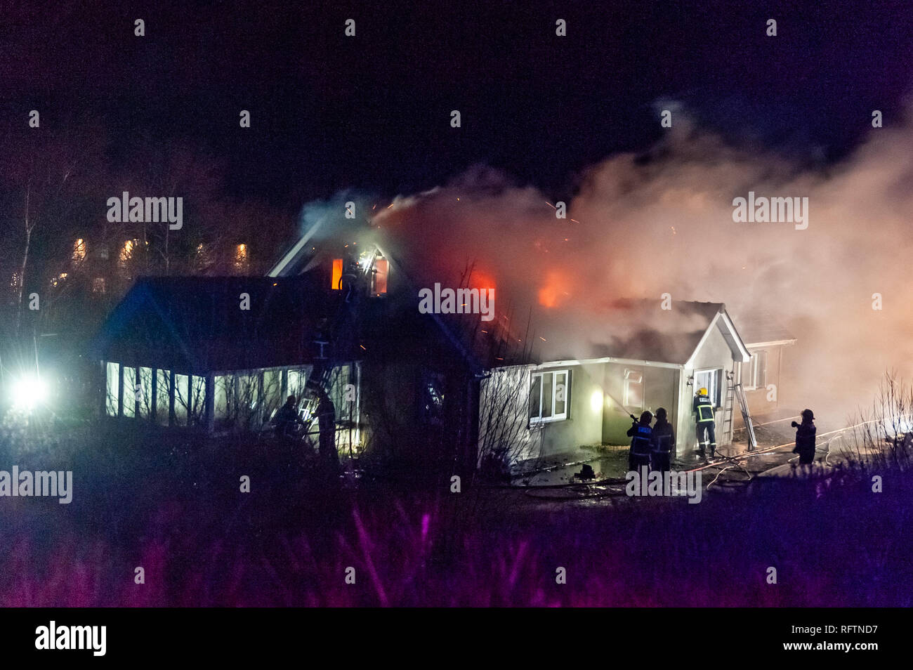 Bantry, West Cork, Irlande. 27 janvier 2019. Les pompiers et les habitants se battent pour sauver une maison d'être totalement détruite par le feu plus tôt ce matin. Six appareils d'incendie ont assisté à l'incendie avec des dizaines de pompiers et Gardai également sur les lieux. Aucune blessure n'a été signalée dans l'incendie. Crédit : AG News/Alay Live News. Banque D'Images