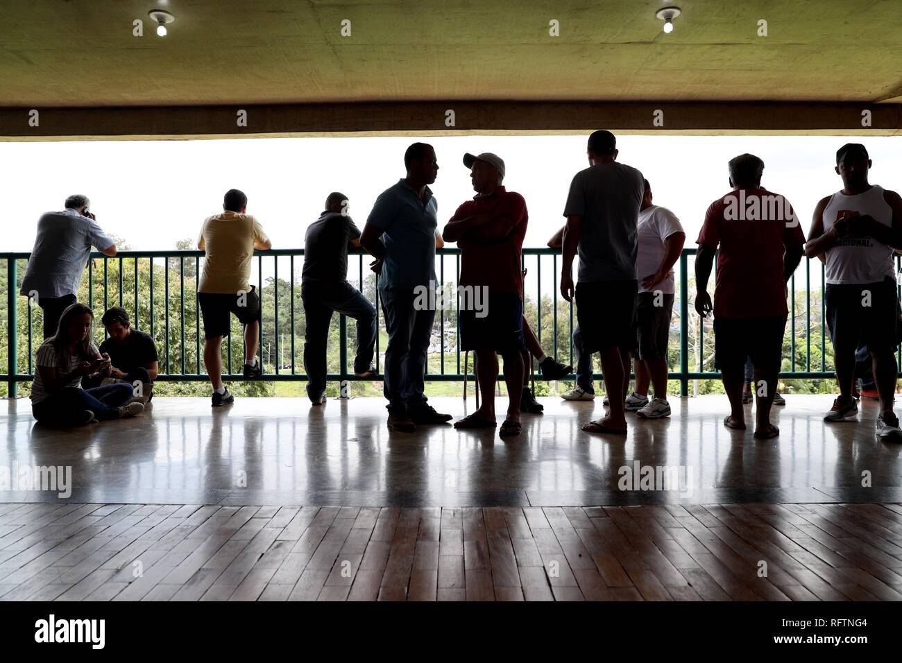 Brumadinho, Brésil, le 26 janvier, 2019. Les gens attendent de l'information dans un centre près de Brumadinho aidant, l'état de Minas Gerais, Brésil, le 26 janvier 2019. Au moins 34 personnes ont été tuées après une digue administré par le géant minier Vale s'est effondré vendredi après-midi dans le sud-est du Brésil, État du Minas Gerais. (Xinhua/Li Ming) Photo : Xinhua/Alamy Live News Banque D'Images