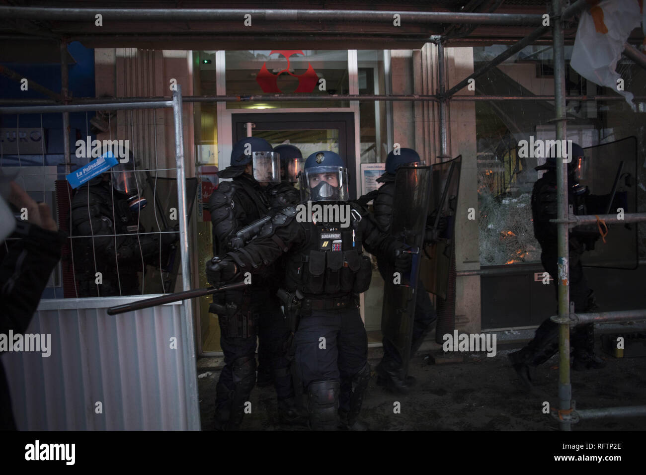 Paris, Ile de France, France. 26 janvier, 2019. La police anti-émeute a vu prendre position au cours d'une manifestation contre les politiques macron. Gilet jaune et de manifestants réunis sur mars les rues de Paris un autre samedi sur ce qu'ils appellent la loi XI contre le président français Emmanuel Macron politiques. Crédit : Bruno Thevenin/SOPA Images/ZUMA/Alamy Fil Live News Banque D'Images