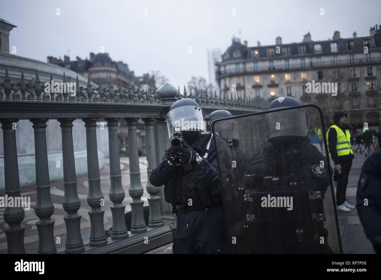 Paris, Ile de France, France. 26 janvier, 2019. Un policier vise avec un pistolet gc27 à la foule au cours d'une manifestation contre les politiques macron. Gilet jaune et de manifestants réunis sur mars les rues de Paris un autre samedi sur ce qu'ils appellent la loi XI contre le président français Emmanuel Macron politiques. Crédit : Bruno Thevenin/SOPA Images/ZUMA/Alamy Fil Live News Banque D'Images
