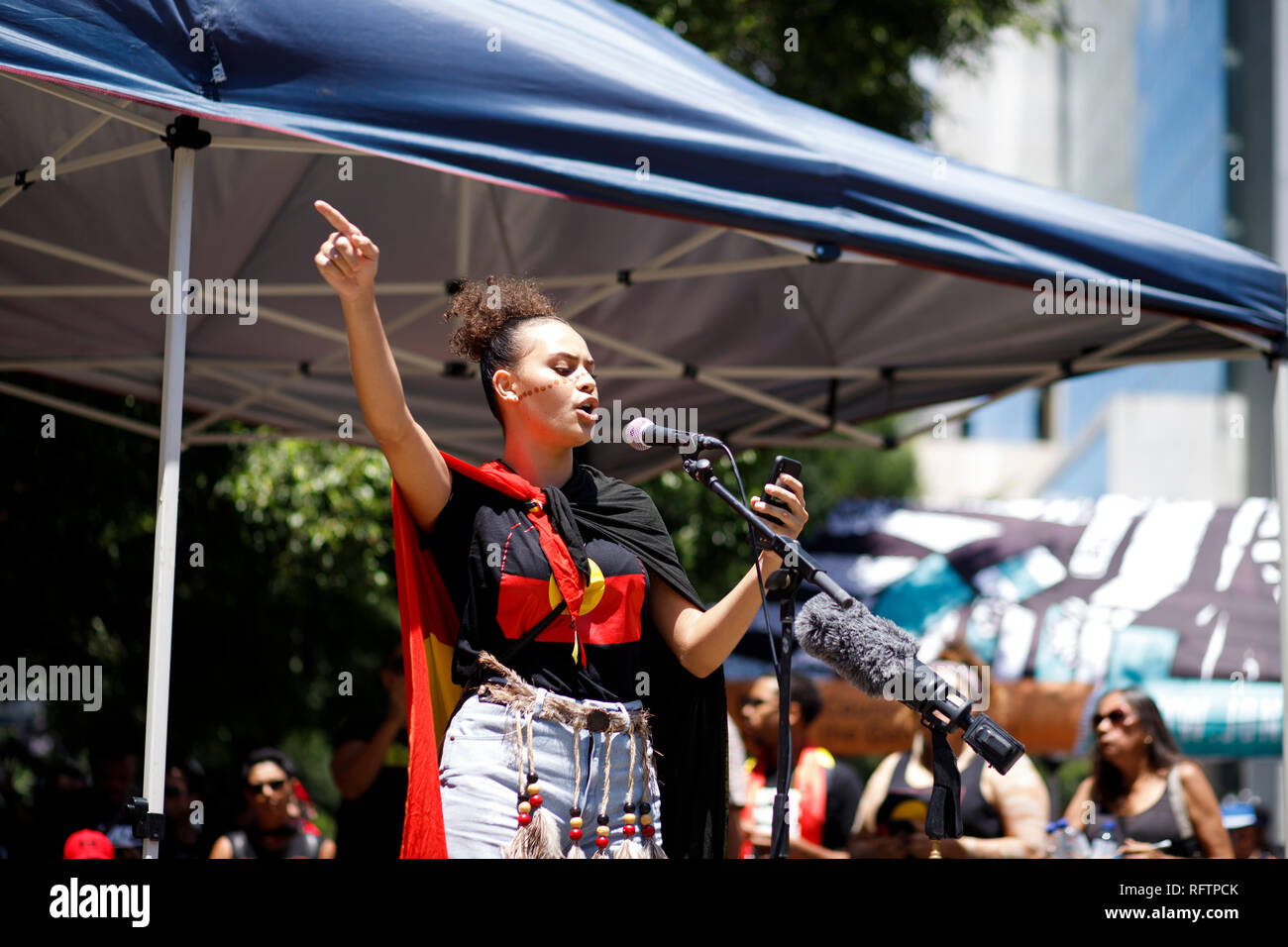 Une jeune femme autochtone lit un poème à la foule lors de l'Invasion jour protester sur Roma Street. Le 26 janvier, beaucoup d'Australiens célèbrent la Journée de l'Australie, mais pour de nombreuses communautés autochtones australiens, c'est une journée synonyme de décennies de mauvais traitements systématiques et génocide. Plusieurs milliers de manifestants ont pris la rue à Brisbane (connu comme Meanjin par les populations autochtones) de rassemblement pour l'homme et de la souveraineté. date Banque D'Images