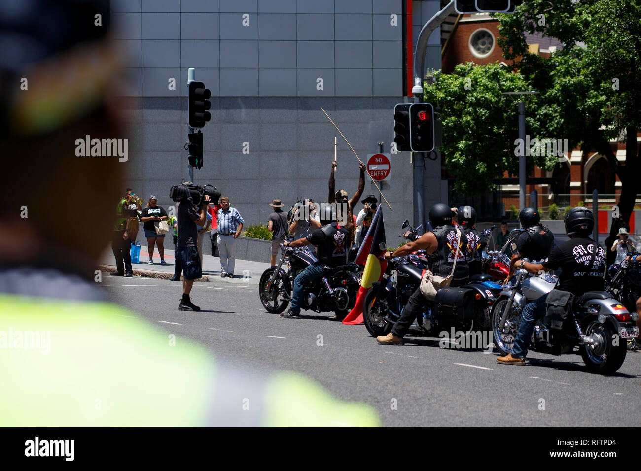 Les protestataires et les Riders Club continuer la marche à travers la ville au rallye sur Roma Street. Les manifestant Kamailie peut être vu élever une lance dans la foule. Le 26 janvier, beaucoup d'Australiens célèbrent la Journée de l'Australie, mais pour de nombreuses communautés autochtones australiens, c'est une journée synonyme de décennies de mauvais traitements systématiques et génocide. Plusieurs milliers de manifestants ont pris la rue à Brisbane (connu comme Meanjin par les populations autochtones) de rassemblement pour l'homme et de la souveraineté. date Banque D'Images