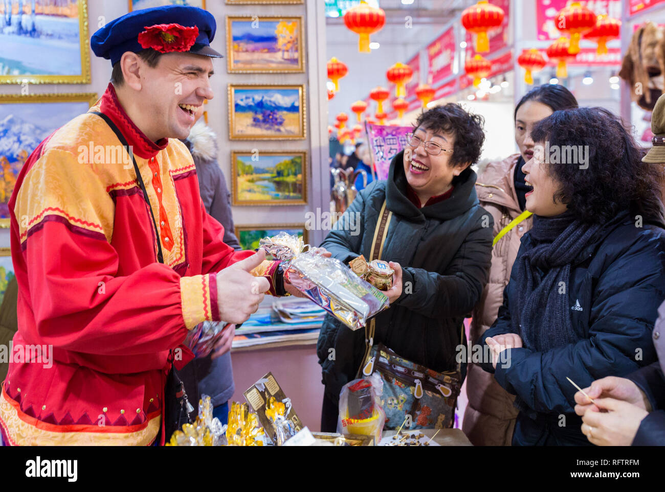 (190127) -- BEIJING, 27 janvier 2019 (Xinhua) -- Un exposant fait la promotion de produits en provenance de Russie lors d'une foire tenue pour le Festival de Printemps à Hohhot, Chine du nord, région autonome de Mongolie intérieure, le 16 janvier 2019. La fête du printemps, qui tombe le 5 février cette année, est une importante occasion pour les réunions de famille et marque le début de la Nouvelle Année lunaire chinoise. C'est une tradition chinoise d'acheter des marchandises allant de la nourriture à l'électroménager pour célébrer le festival. Fournisseurs et vendeurs à travers le pays ont préparé beaucoup de produits pour répondre aux demandes d'achats au cours de l'appartement de folles dépenses. (Xi Banque D'Images