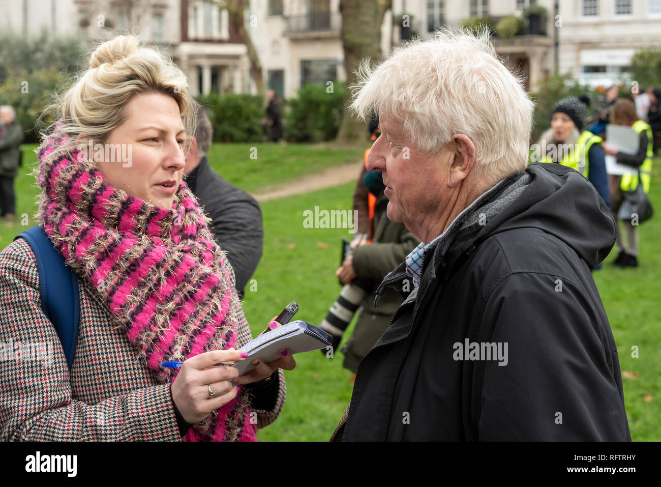 Londres, Royaume-Uni. 26 janvier 2019. Londres protester contre l'intention reprise de la chasse par le Japon.Le Gouvernement japonais a récemment annulé un accord international interdisant la chasse commerciale. Rassemblement des militants à Cavendish Square pour la marche sur l'ambassade du Japon. Sur la photo d'être interviewé à Cavendish Square, le père de Boris Johnson, Stanley Johnson. Crédit : Stephen Bell/Alamy Live News. Banque D'Images