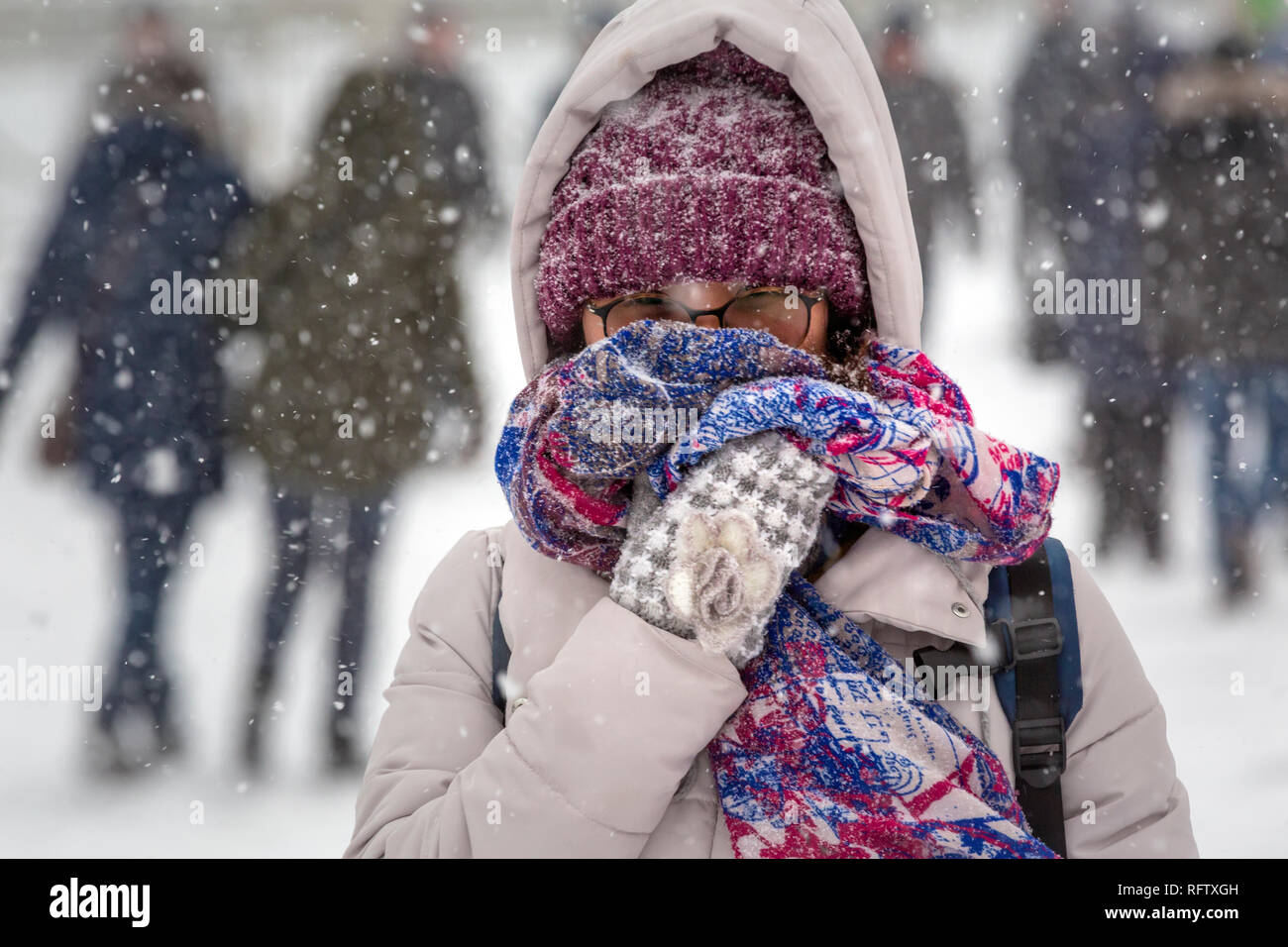 Les gens qui marchent dans le centre de Moscou au cours d'une forte chute de neige, la Russie Banque D'Images