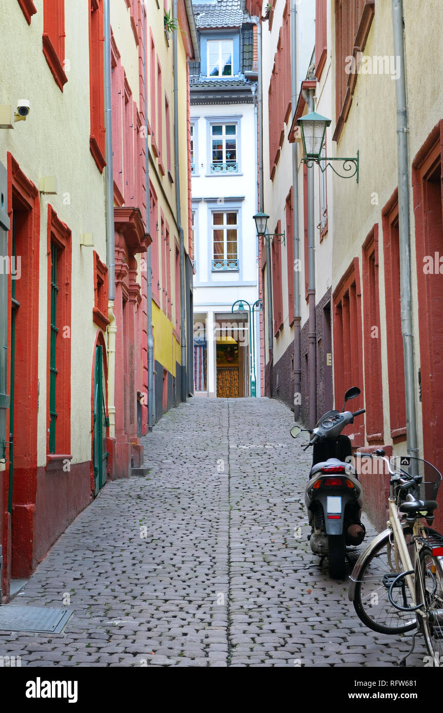 Paysage urbain avec des rues étroites, des maisons et des chaussées pavées Banque D'Images