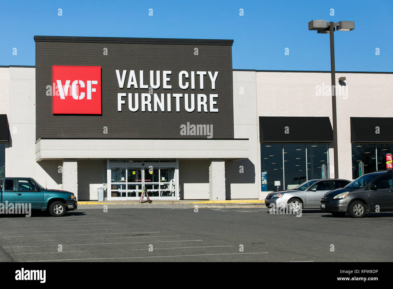Un logo affiche à l'extérieur d'un magasin de vente au détail de meubles de valeur Ville emplacement à Woodbridge, Virginia, le 21 janvier 2019. Banque D'Images