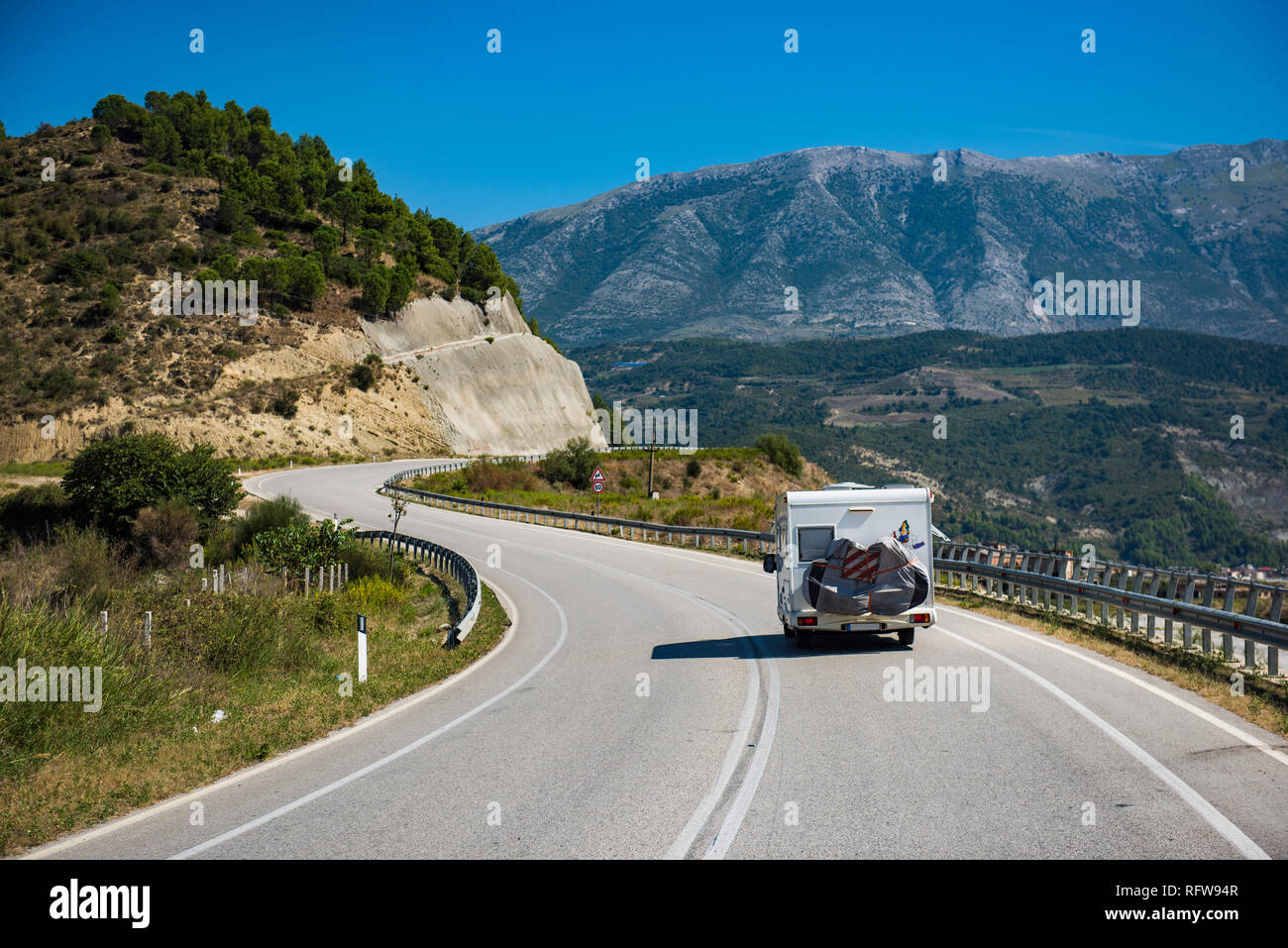 La conduite d'une caravane à travers l'Albanie, de l'Europe Banque D'Images