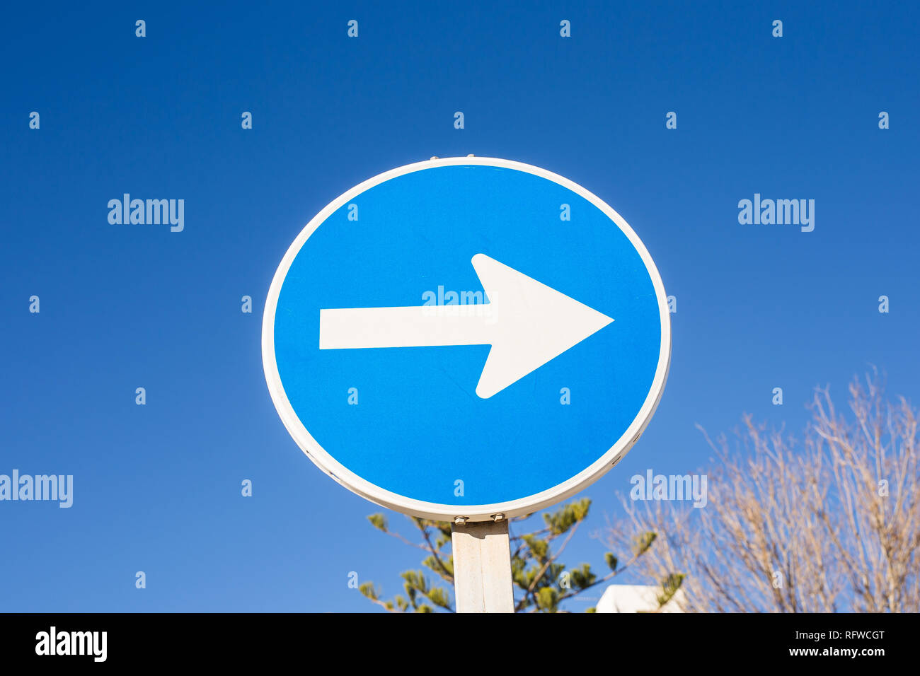 Panneau bleu avec flèche blanche Banque de photographies et d’images à ...