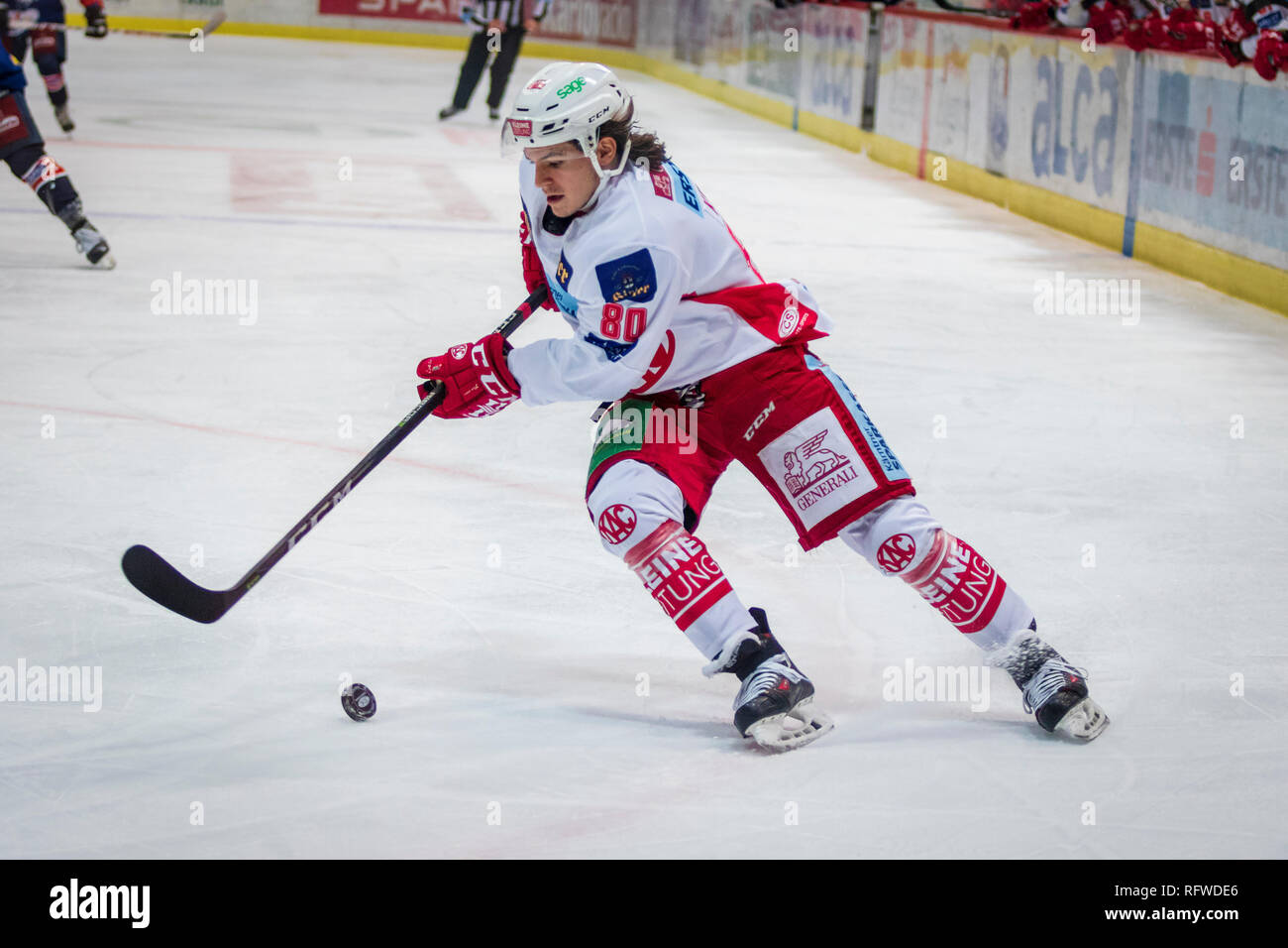 ZAGREB, CROATIE - 30 décembre 2018 : EBEL match ligue de hockey sur glace entre Medvescak Zagreb et KAC. Joueurs de hockey en action. Banque D'Images