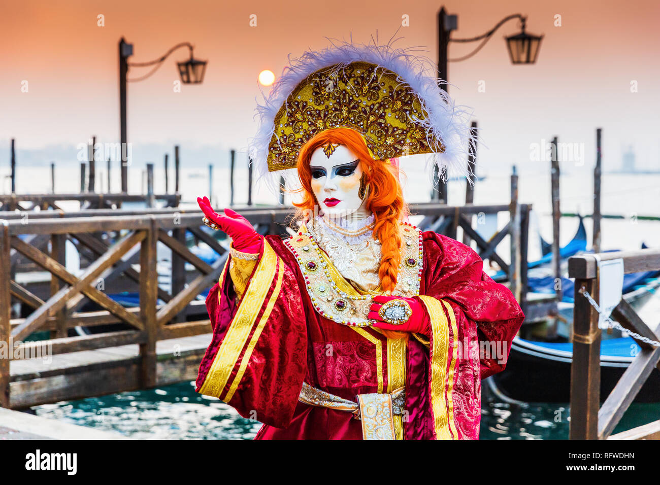 Venise, Italie. Carnaval de Venise, beau masque à la place Saint Marc. Banque D'Images