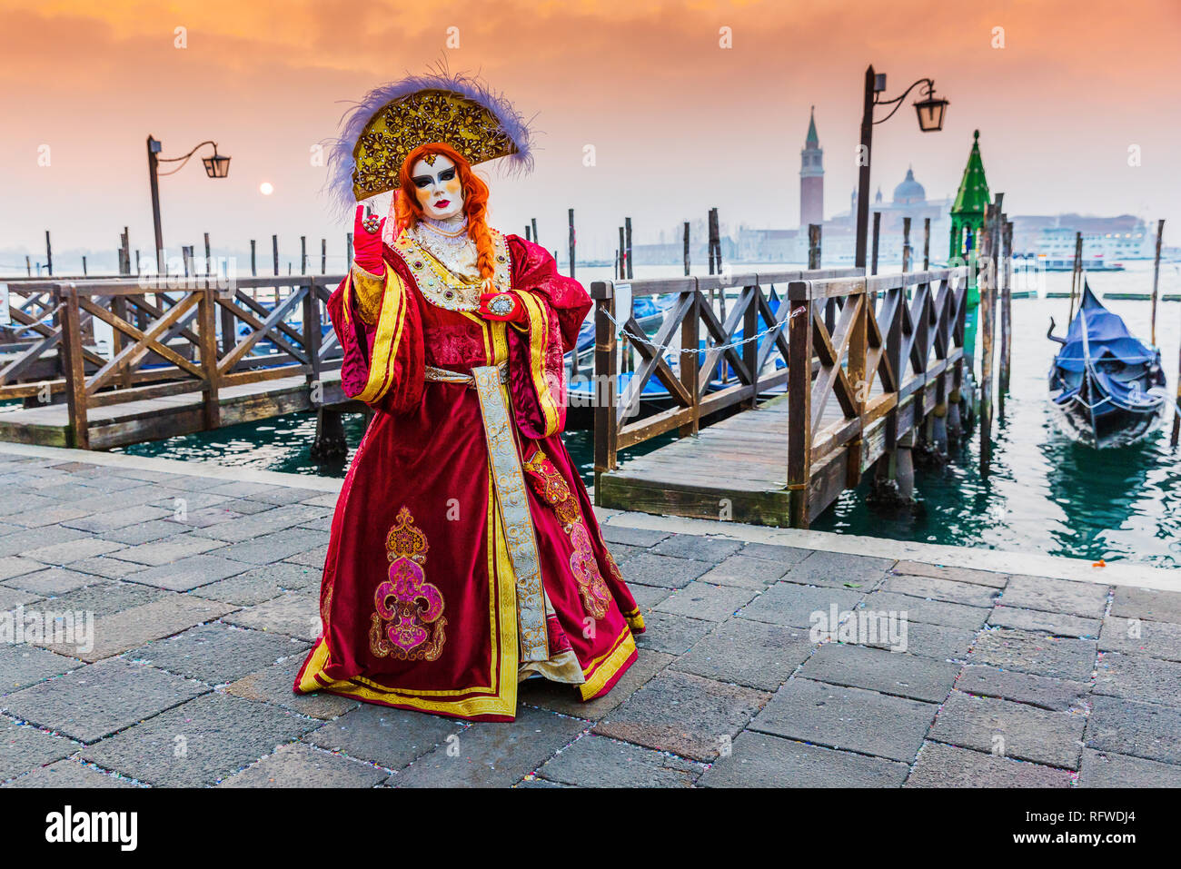 Venise, Italie. Carnaval de Venise, beau masque à la place Saint Marc. Banque D'Images