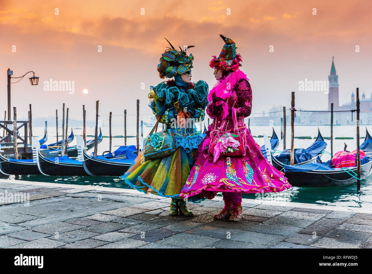 Venise, Italie. Carnaval de Venise, masques de beauté à la place Saint Marc. Banque D'Images