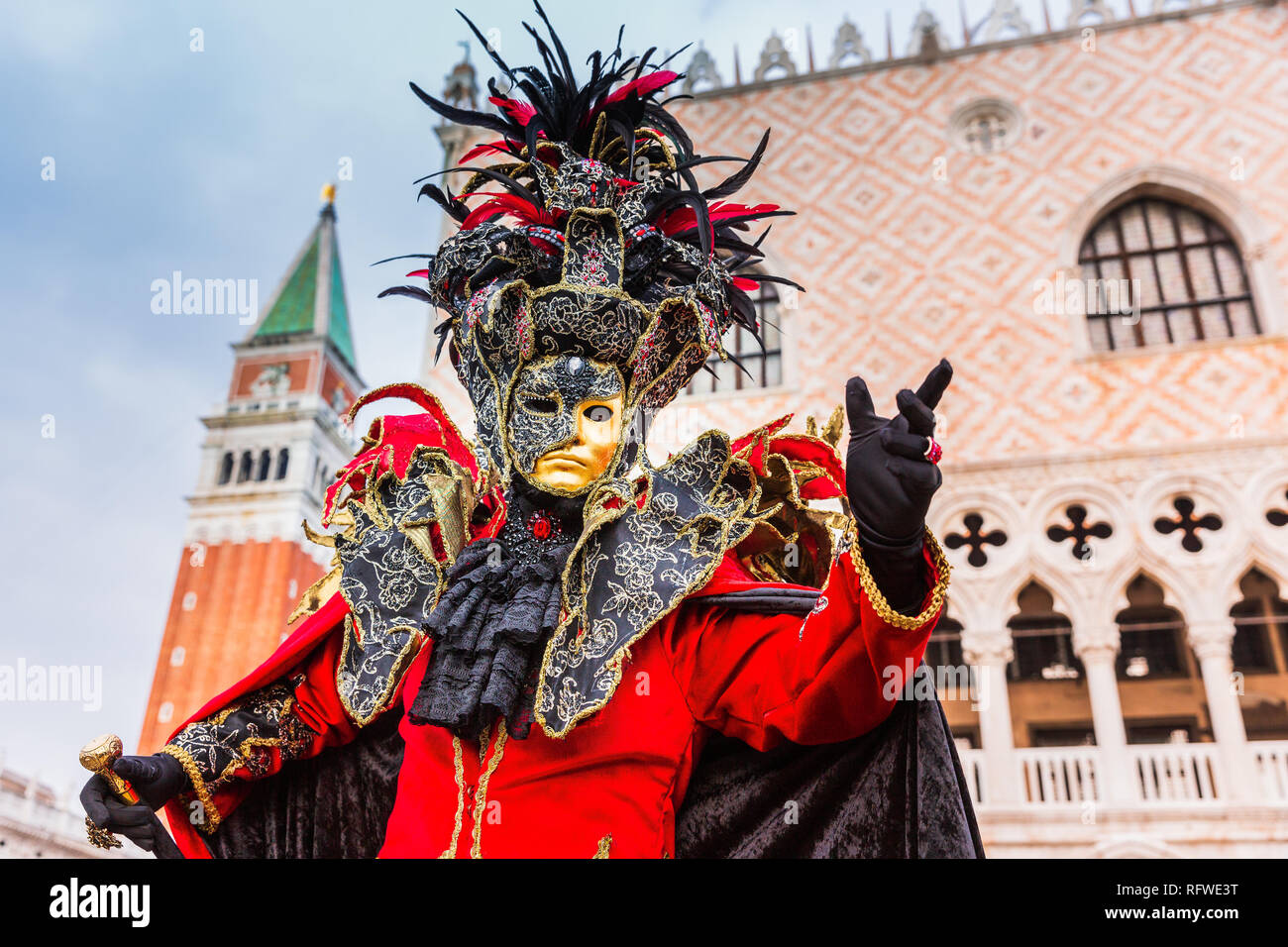 Venise, Italie. Carnaval de Venise, beau masque à la place Saint Marc. Banque D'Images