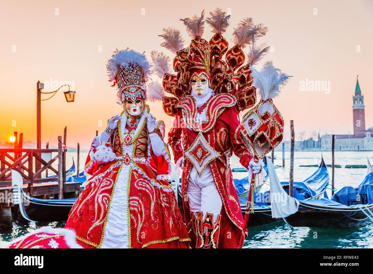 Venise, Italie. Carnaval de Venise, masques de beauté à la place Saint Marc. Banque D'Images
