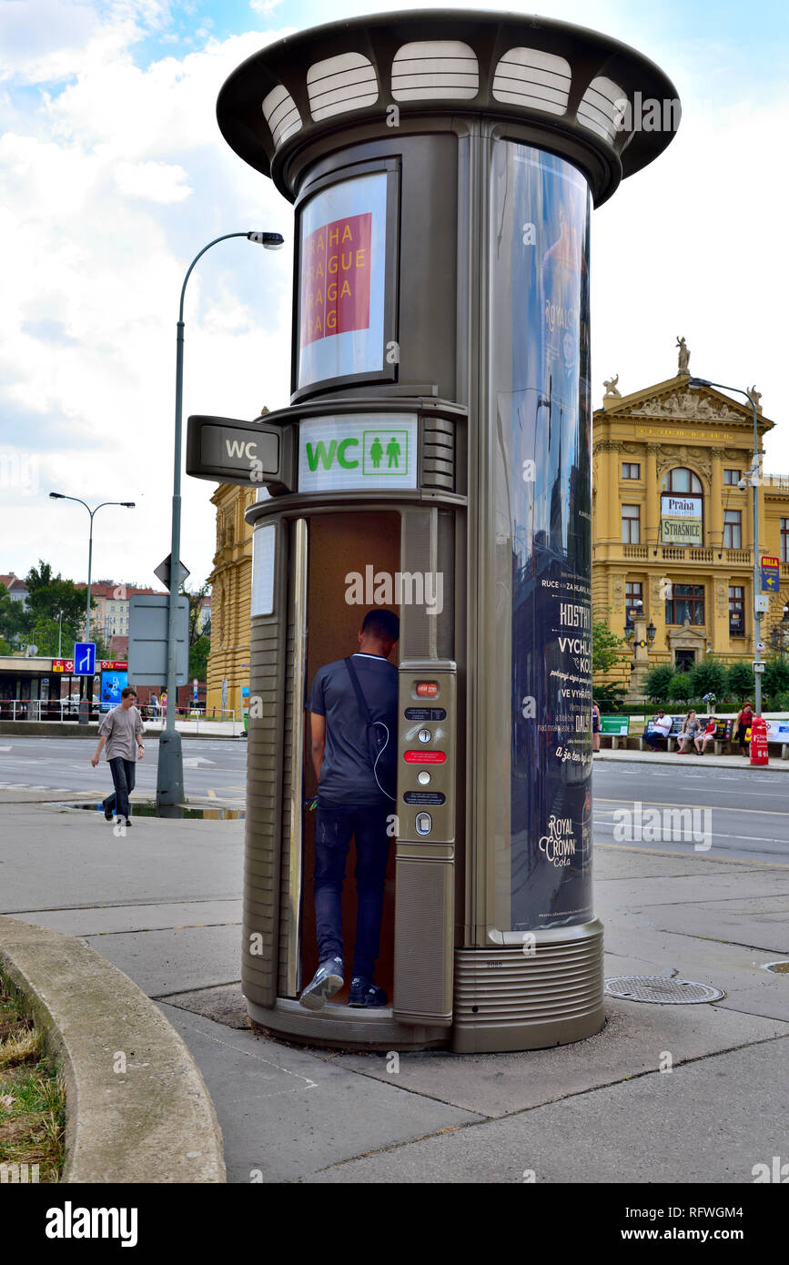 Toilettes publiques à pièces sur pavés de rue de ville centre-ville de Prague, République Tchèque Banque D'Images