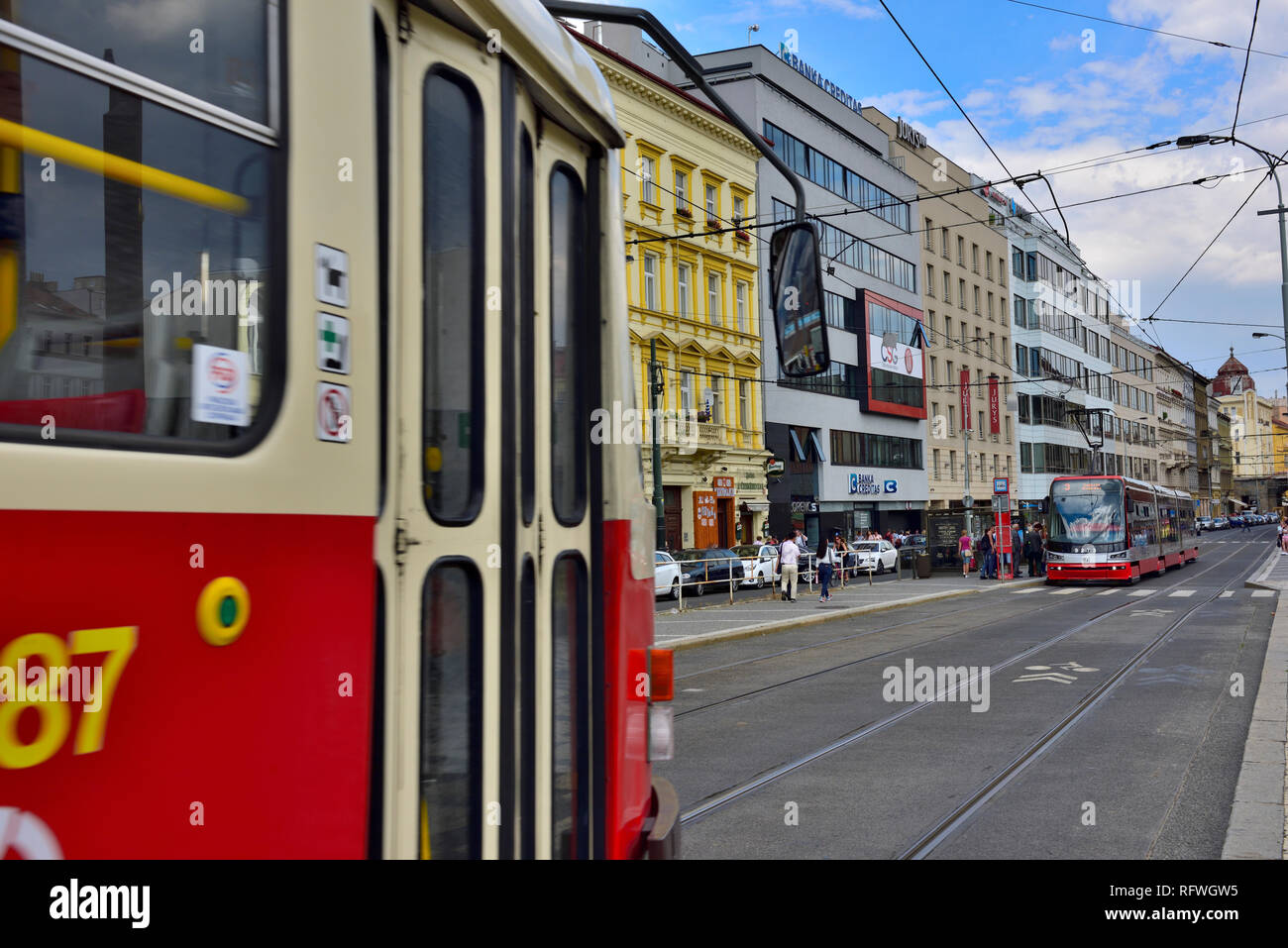 Scène de rue dans le centre de Prague avec deux tramways électriques de transport public en République Tchèque Banque D'Images