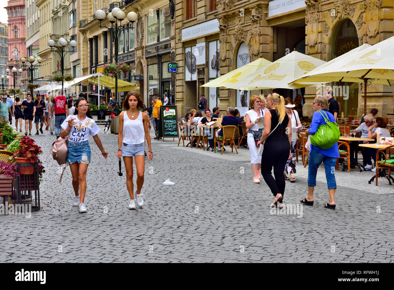 Scène de rue d'été le long de la rue commerçante piétonne ( Na Príkope street), dans la vieille ville de Prague, République Tchèque Banque D'Images