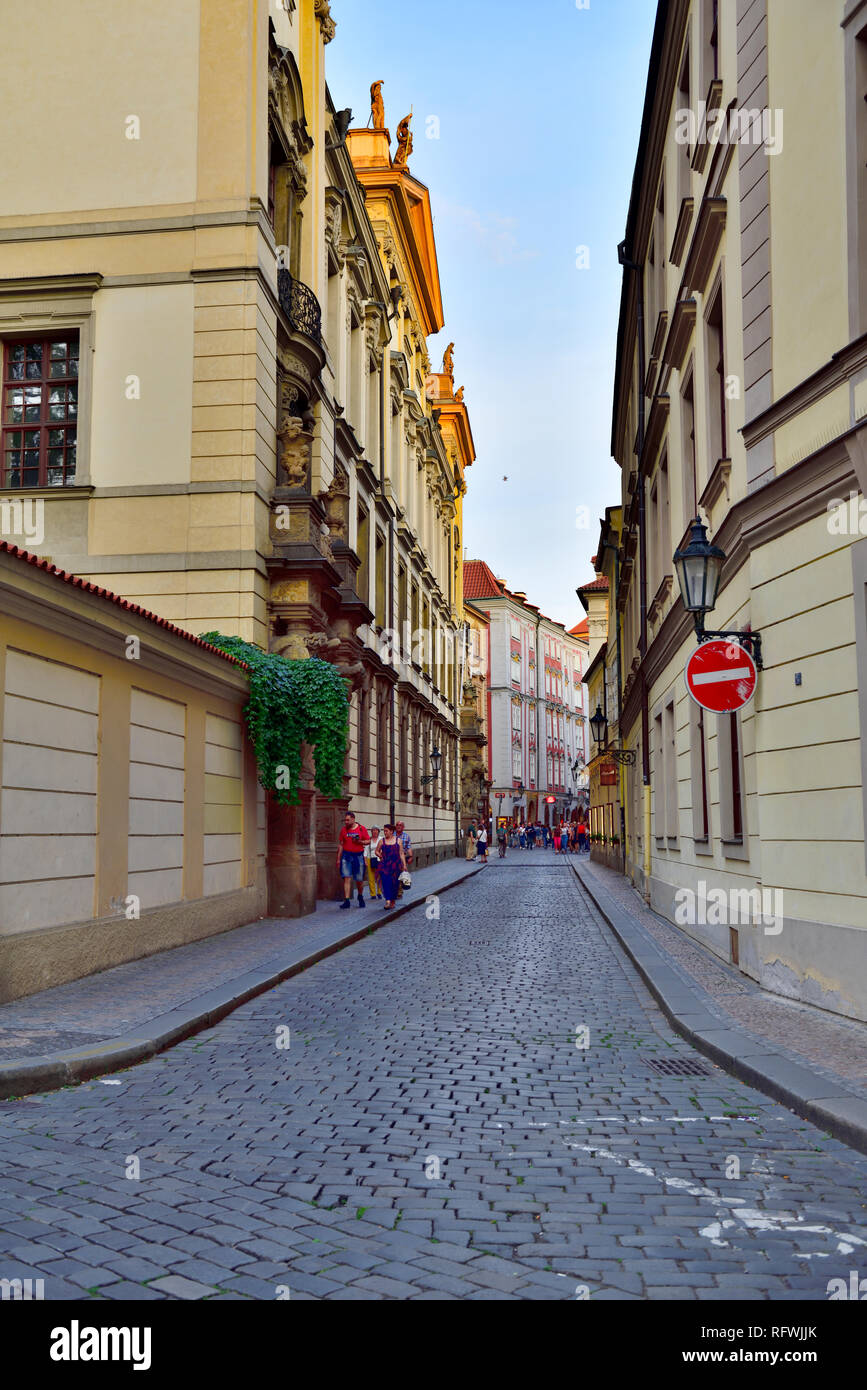 La rue de Prague, rue pavées typiques entre bâtiments baroques dans le centre de vieille ville Banque D'Images