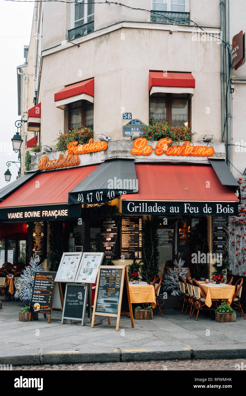 Un restaurant le long de la rue Mouffetard, dans le Quartier Latin, Paris, France Banque D'Images