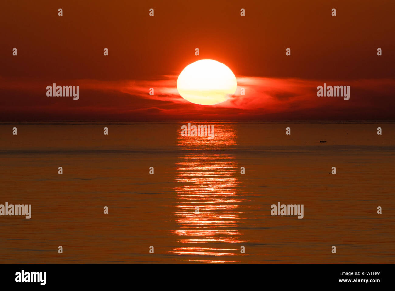 Magnifique coucher de soleil dans la baie de Kola, Mourmansk, Russie, Europe Banque D'Images