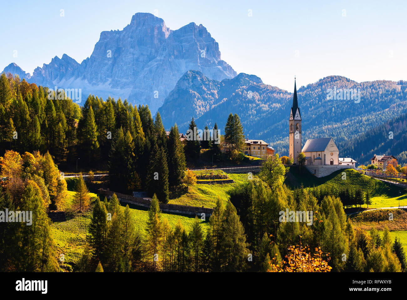 L'église de Selva di Cadore et le Mont Pelmo, Dolomites, Site du patrimoine mondial de l'UNESCO, la province de Belluno, Vénétie, Italie, Europe Banque D'Images