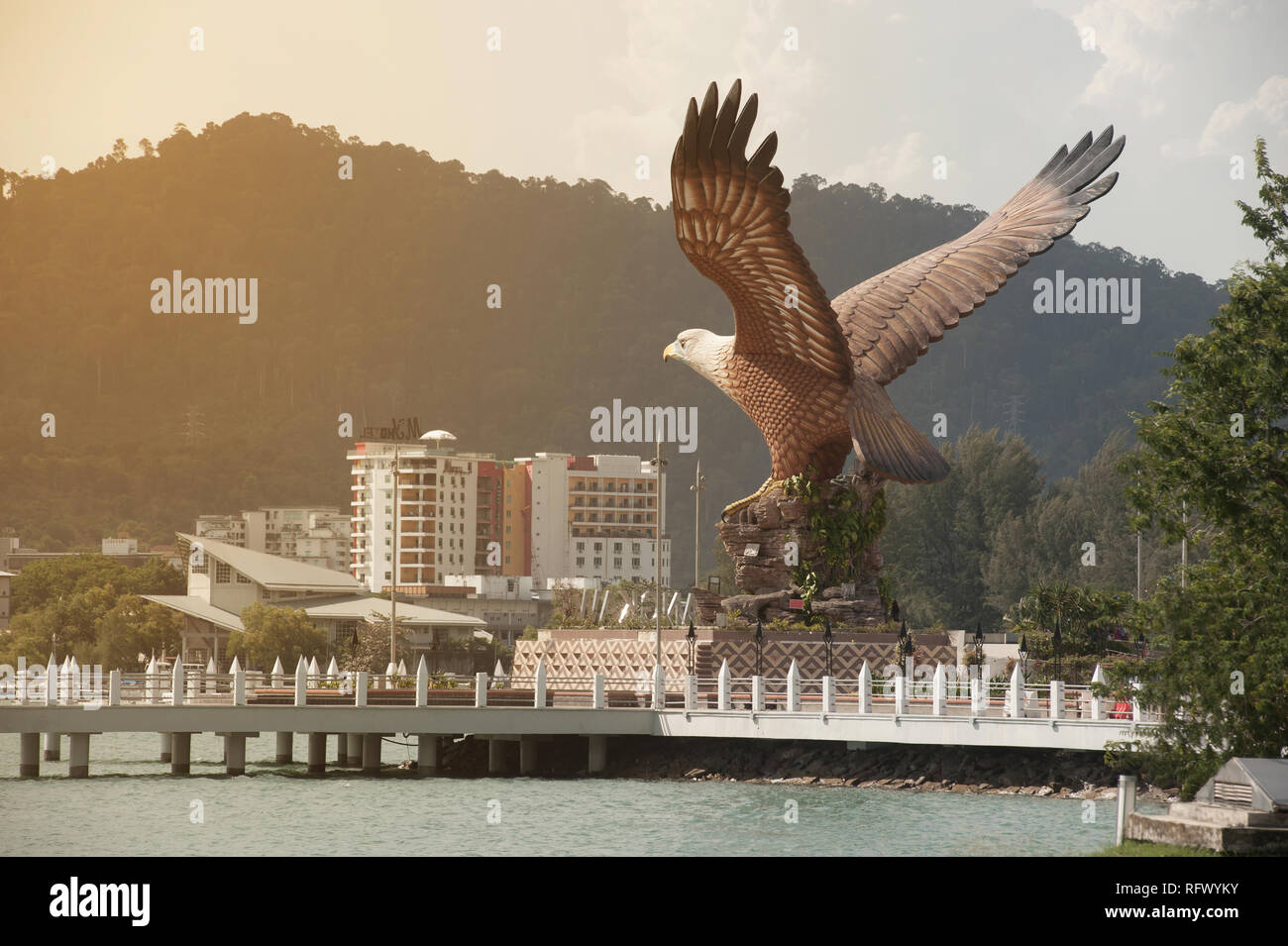 L'aigle rouge-brun à Dataran Lang qui a été construit comme un emblème de l'île. Situé sur Eagle Square dans la ville de Kuah Langkawi en Malaisie. Banque D'Images