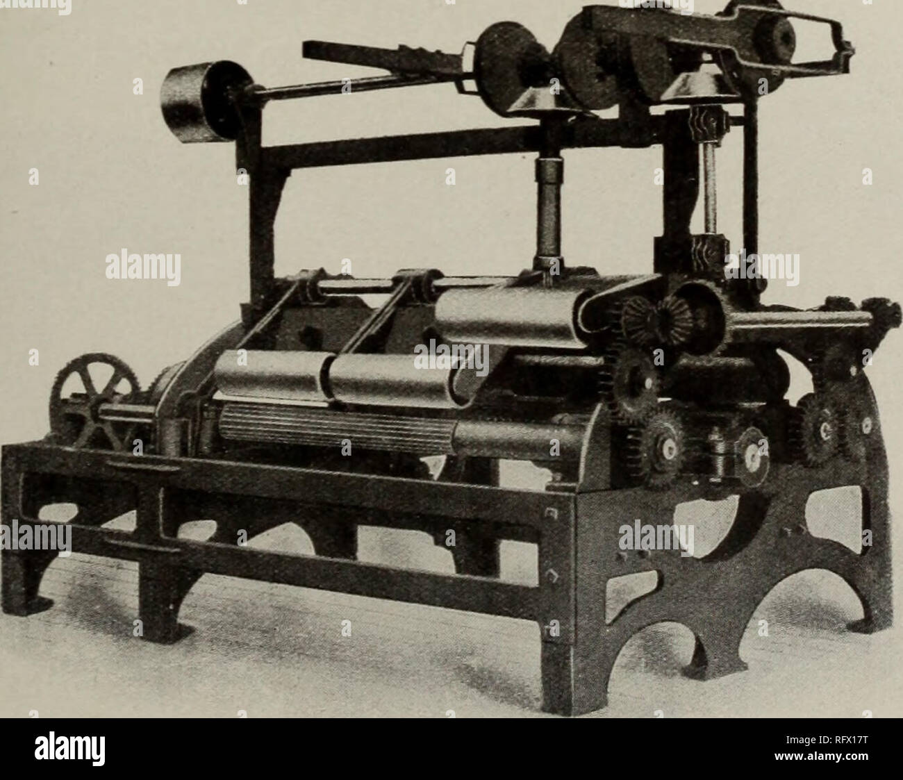 . Industries canadiennes forestières Juillet-décembre 1912. L'exploitation forestière ; les forêts et la foresterie ; Produits forestiers ; l'industrie de pâte de bois ; industries du bois d'attelages et d'équarris., à partir de bois mou ou barde. GANGS JOURNAL RONDE JUSTE CE QUE LE NOM IMPLIQUE -Prendre toutes vos petites billes de même qu'ils viennent de l'étang et les coupant en amas ou dimensions, obtenir chaque conseil il y a dans le journal, jamais plus de ruptures-(tiens on pourrait dire cela de tous les scieurs de long de la tête.) conçu pour gérer un ou deux journaux à la fois, jusqu'à 14 po de diamètre. Garder les petites billes loin KROM LE CHEF A VU et voiture- ries, relever entièrement Banque D'Images