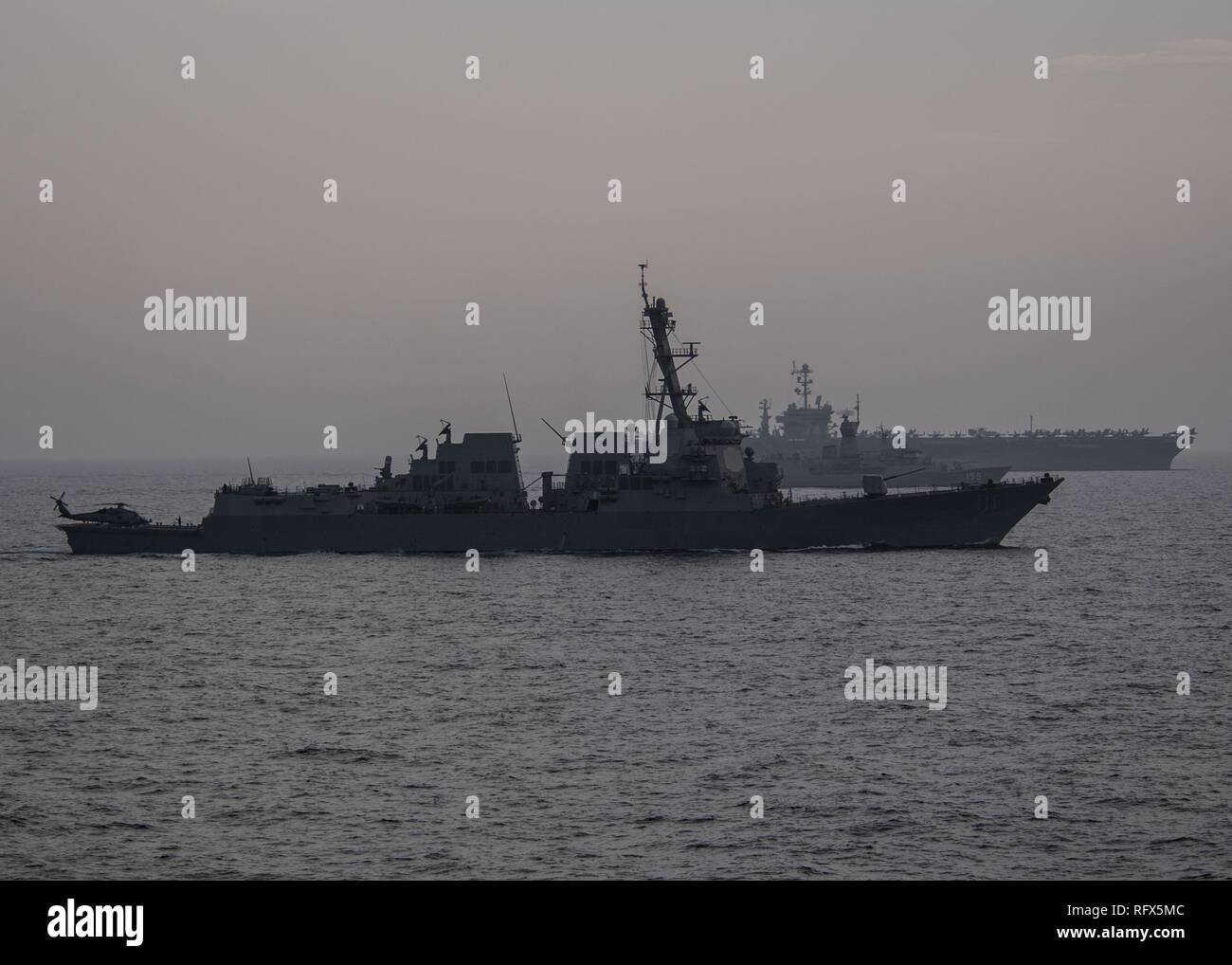 190116-N-ER806-1026 Golfe Arabique (jan. 16, 2019) Les missiles USS Spruance (DDG 111), premier plan, la frégate de la Marine royale australienne HMAS Ballarat (FFH 155), et le porte-avions USS JOHN C. STENNIS (CVN 74) Voile en formation dans la région du Golfe, le 16 janvier 2019, au cours de l'effort Intrepid Sentinel. Sentinelle intrépide réunit les John C. Stennis Strike Group, la Marine Nationale, la Marine royale britannique et la Marine royale australienne pour un exercice multinational visant à améliorer l'état de préparation au combat et l'interopérabilité entre alliés et partenaires. Le John Banque D'Images