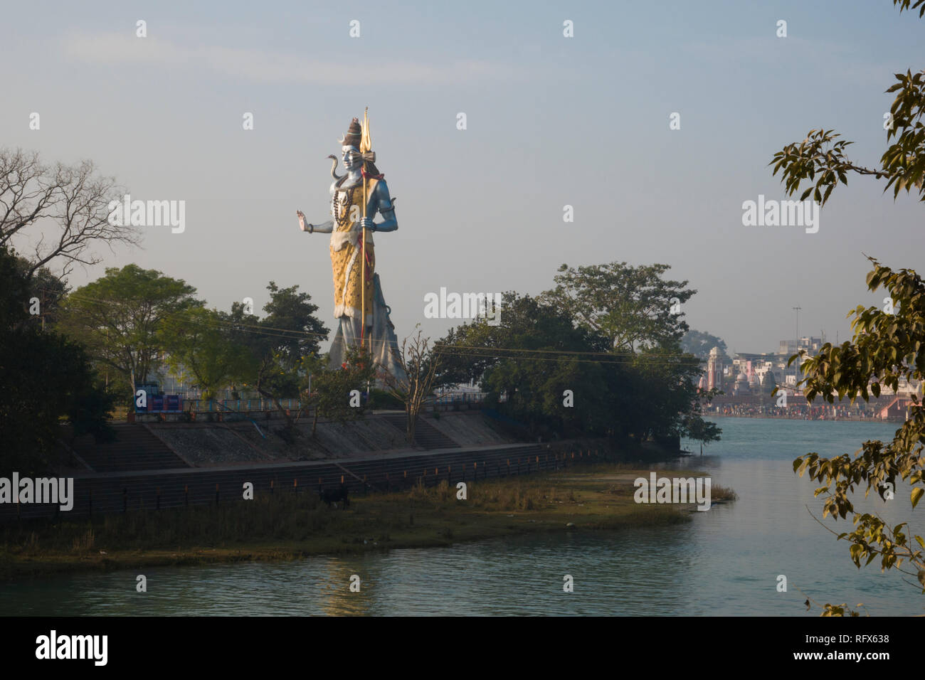 Statue du dieu Shiva géant sur les rives de la rivière Gange à Haridwar, Inde Banque D'Images