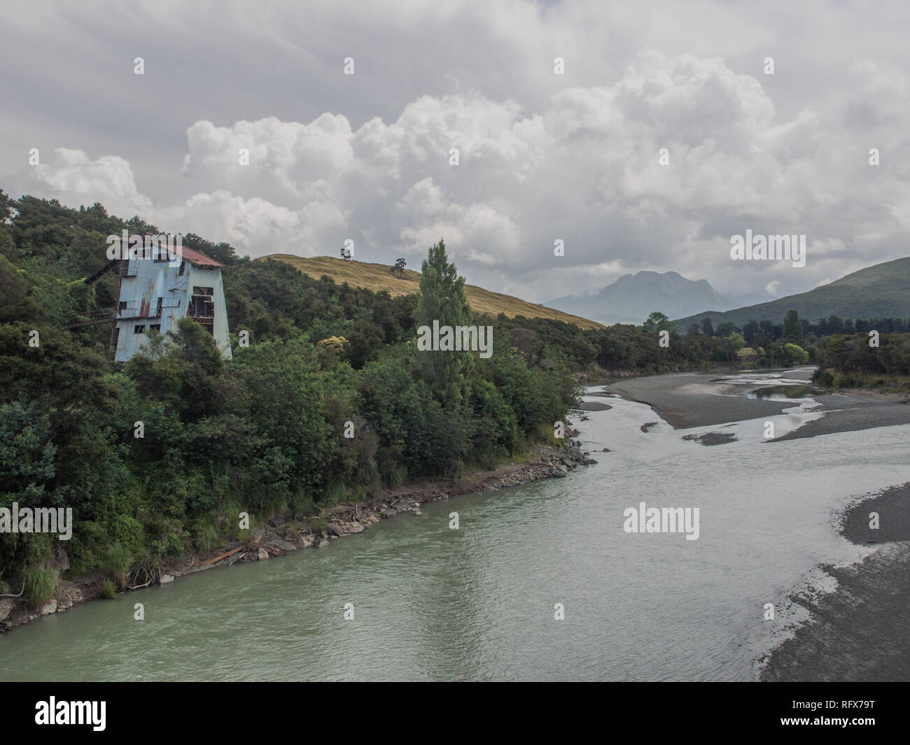 Gravier désaffectée à côté Waiapu concasseur River, juste en dessous de confluence des rivières, Tapuaeroa et Mata Hikurangi dans la distance, East Cape, Nouvelle-Zélande Banque D'Images