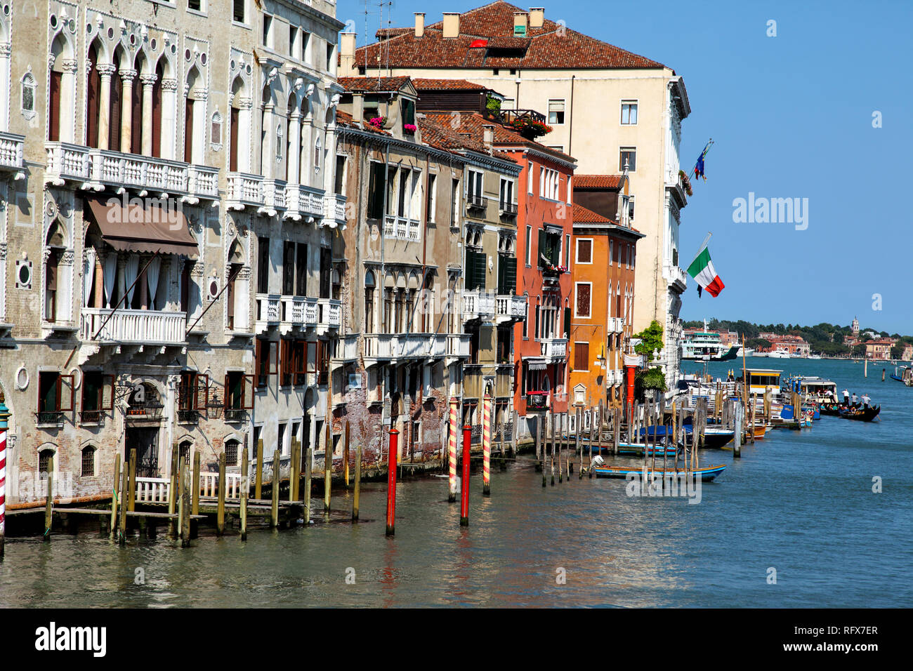 Vue sur le Grand Canal du Ponte dell'Accademia de Venise. Banque D'Images