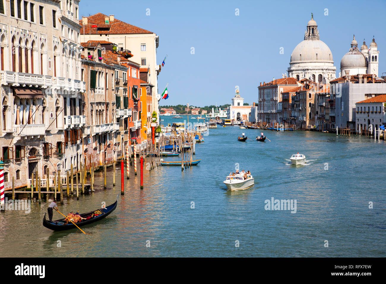 Vue sur le Grand Canal du Ponte dell'Accademia de Venise. Banque D'Images