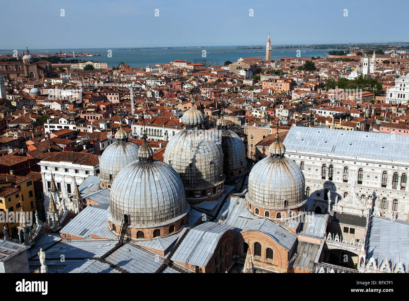 Vue depuis le Campanile à la recherche sur les toits de Venise avec la Basilique di San Marco et du Palazzo Ducale à l'avant-plan. Banque D'Images