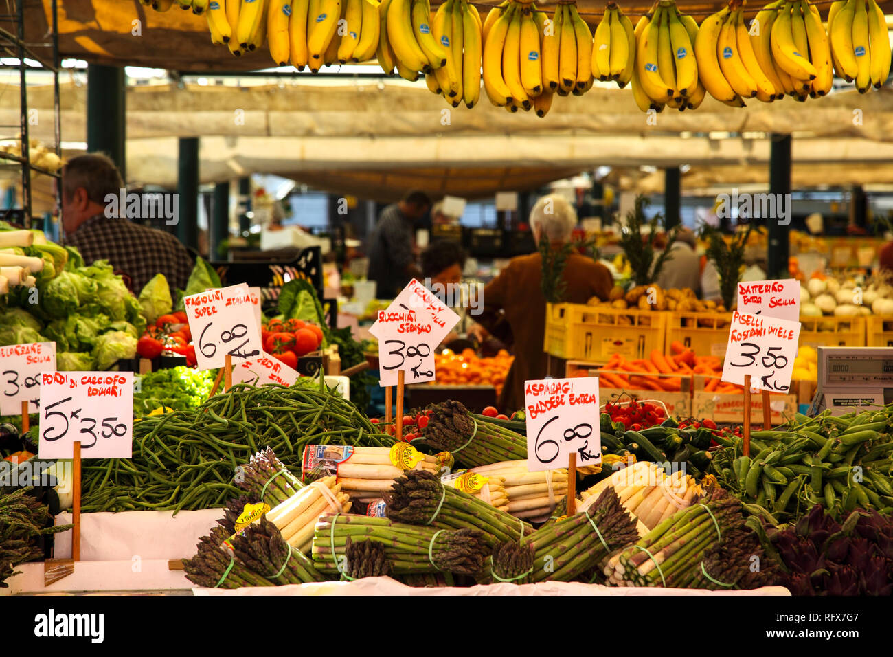 Les fruits et légumes en vente au marché du Rialto à Venise. Banque D'Images