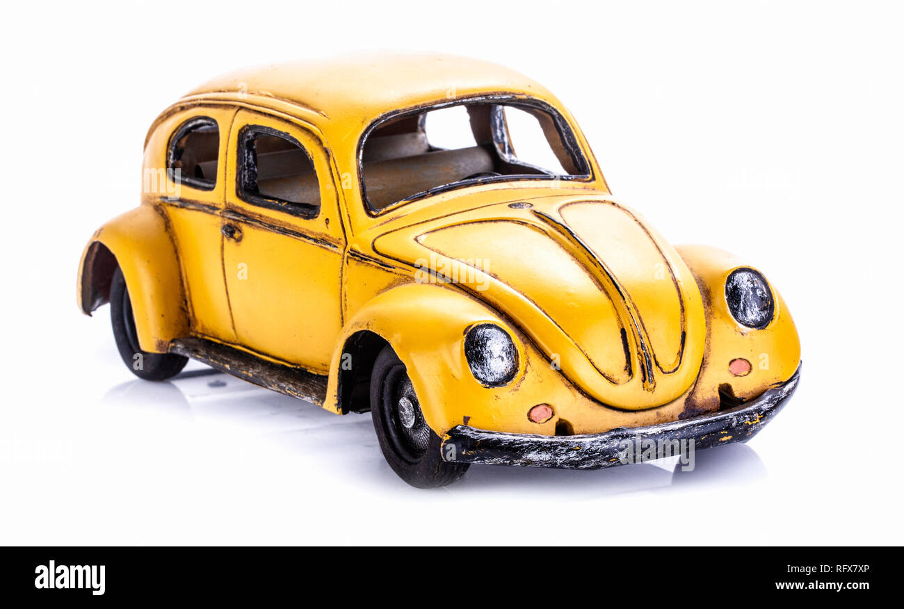 SWINDON, UK - janvier 27, 2014 distressted Beettle rétro : VW modèle en jaune sur un fond blanc. Banque D'Images