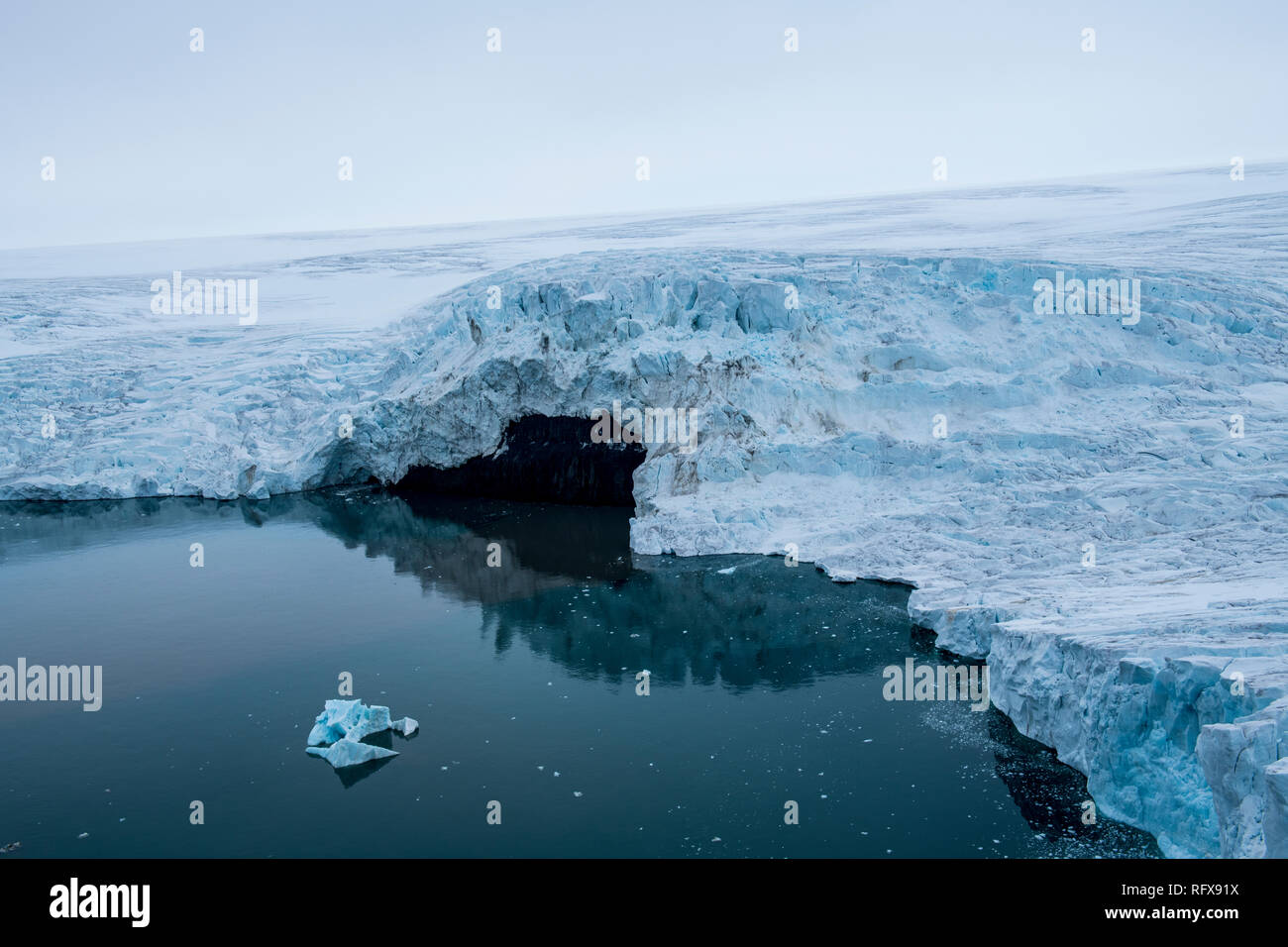 Vue aérienne de l'énorme glacier de Alexandra, des terres de l'archipel François-Joseph, Oblast d'Arkhangelsk, de l'Arctique, la Russie, l'Europe Banque D'Images