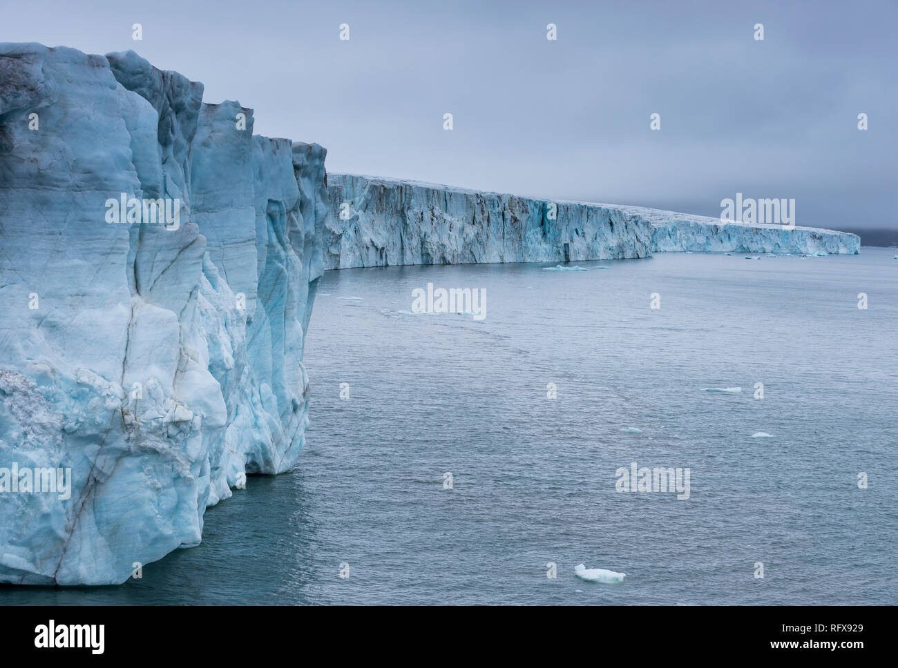 Très grand glacier sur MacKlintok (McClintok), Île de l'archipel François-Joseph, Oblast d'Arkhangelsk, de l'Arctique, la Russie, l'Europe Banque D'Images