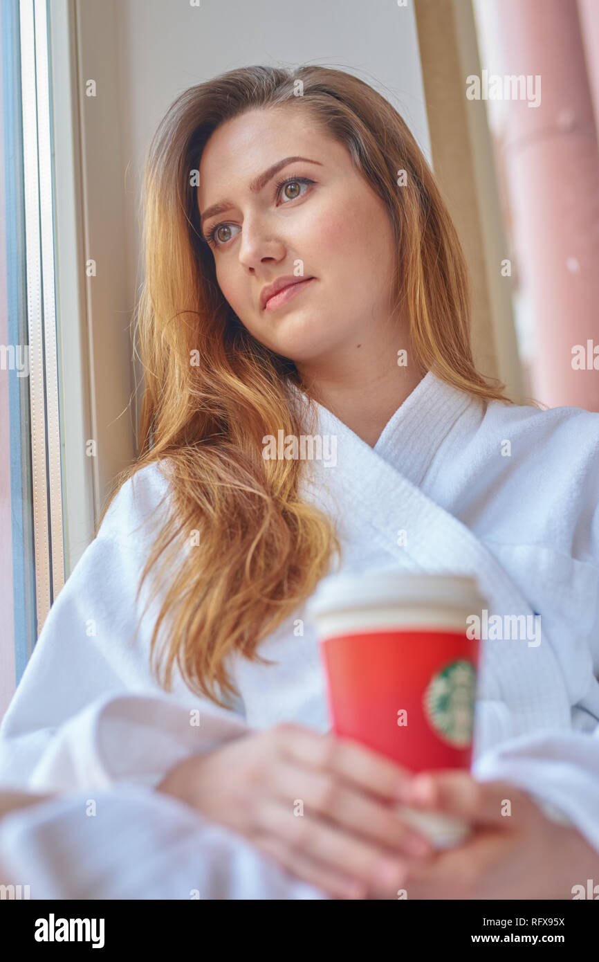 SAINT PETERSBURG, RUSSIE - CIRCA AVRIL, 2017 : femme avec tasse de café de Starbucks Banque D'Images