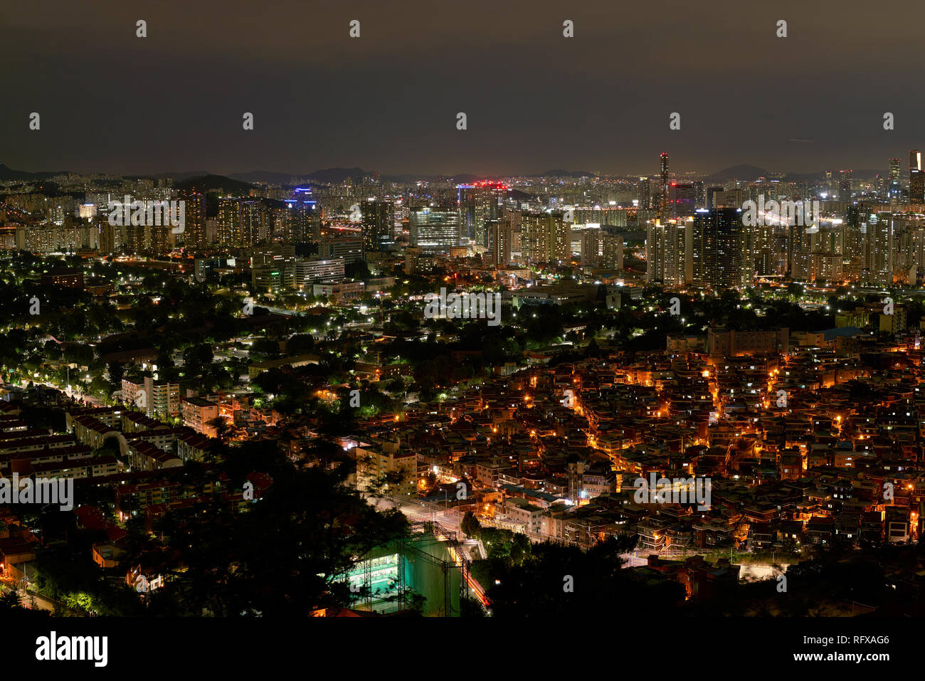 Séoul, Corée du Sud - circa 2017, juin : vue sur la ville de Séoul à partir de Namsan Mountain à la nuit. Séoul ville spéciale est la capitale et la plus grande métropole de Banque D'Images