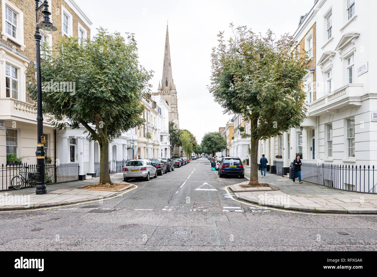 Londres, Royaume-Uni - 12 septembre 2018 : district de quartier de Pimlico ruelle de la rue vide avec l'architecture historique et l'église Banque D'Images