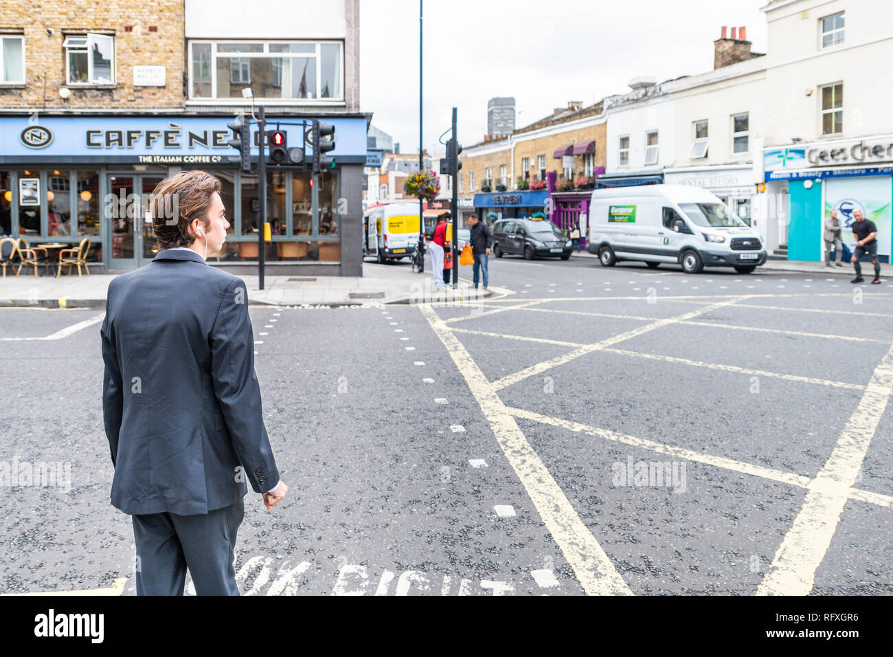 Londres, Royaume-Uni - 12 septembre 2018 : le quartier de Pimlico Road avec Nero et un café restaurant et un homme d'affaires personnes attendant de cross street Banque D'Images