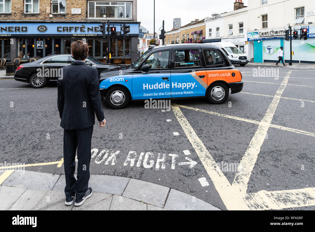 Londres, Royaume-Uni - 12 septembre 2018 : le quartier de Pimlico Road avec Nero et un café restaurant et un homme d'affaires en attente de cross street avec taxi cab Banque D'Images