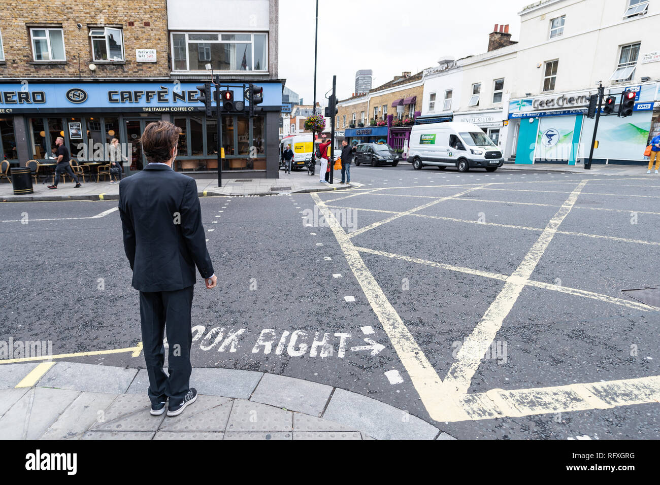Londres, Royaume-Uni - 12 septembre 2018 : le quartier de Pimlico Road avec Nero et un café restaurant et un jeune homme d'affaires personnes attendant de cross street Banque D'Images